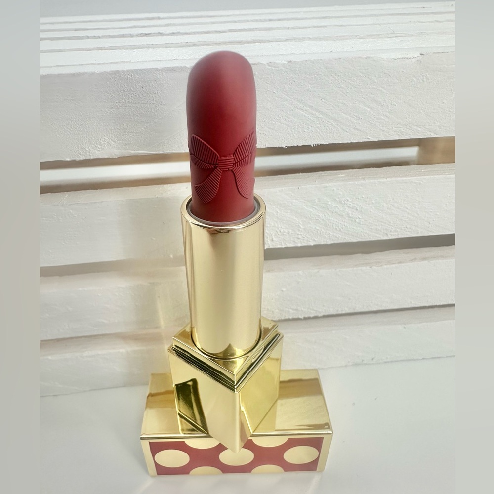 Estée Lauder Limited Edition Pure Color Lipstick in the shade Sneak Peak. - Picture 8 of 9